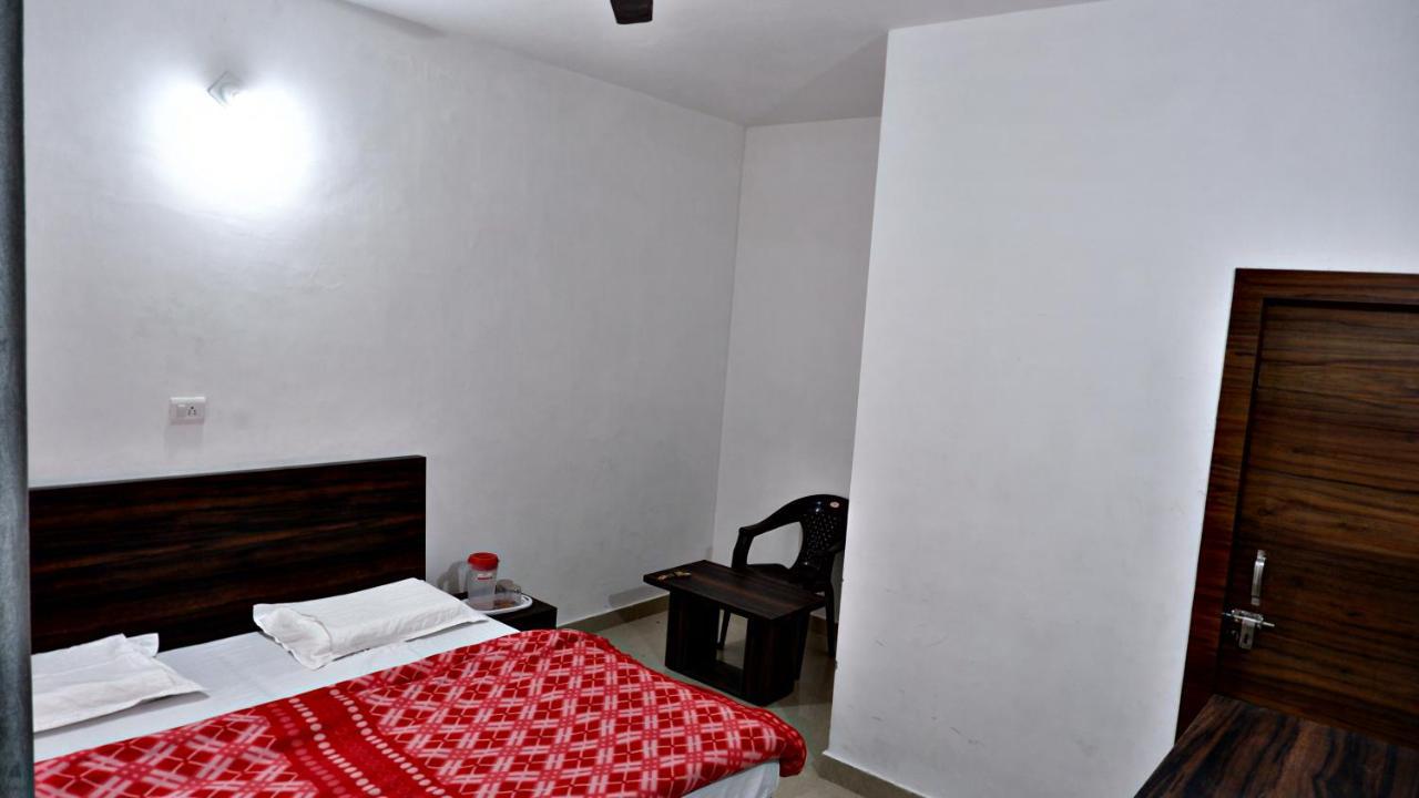 Saatvik Homestay カトラ エクステリア 写真