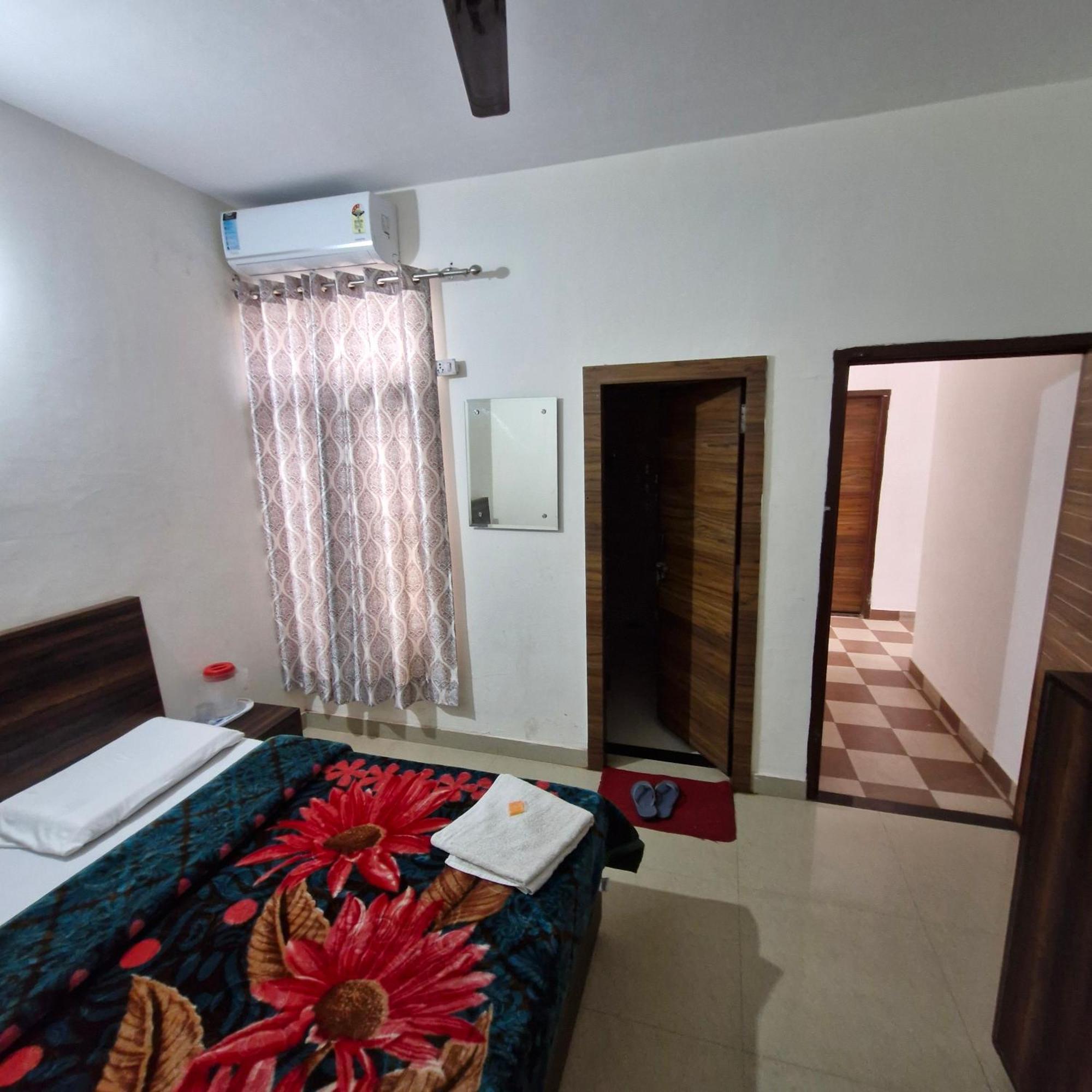 Saatvik Homestay カトラ エクステリア 写真
