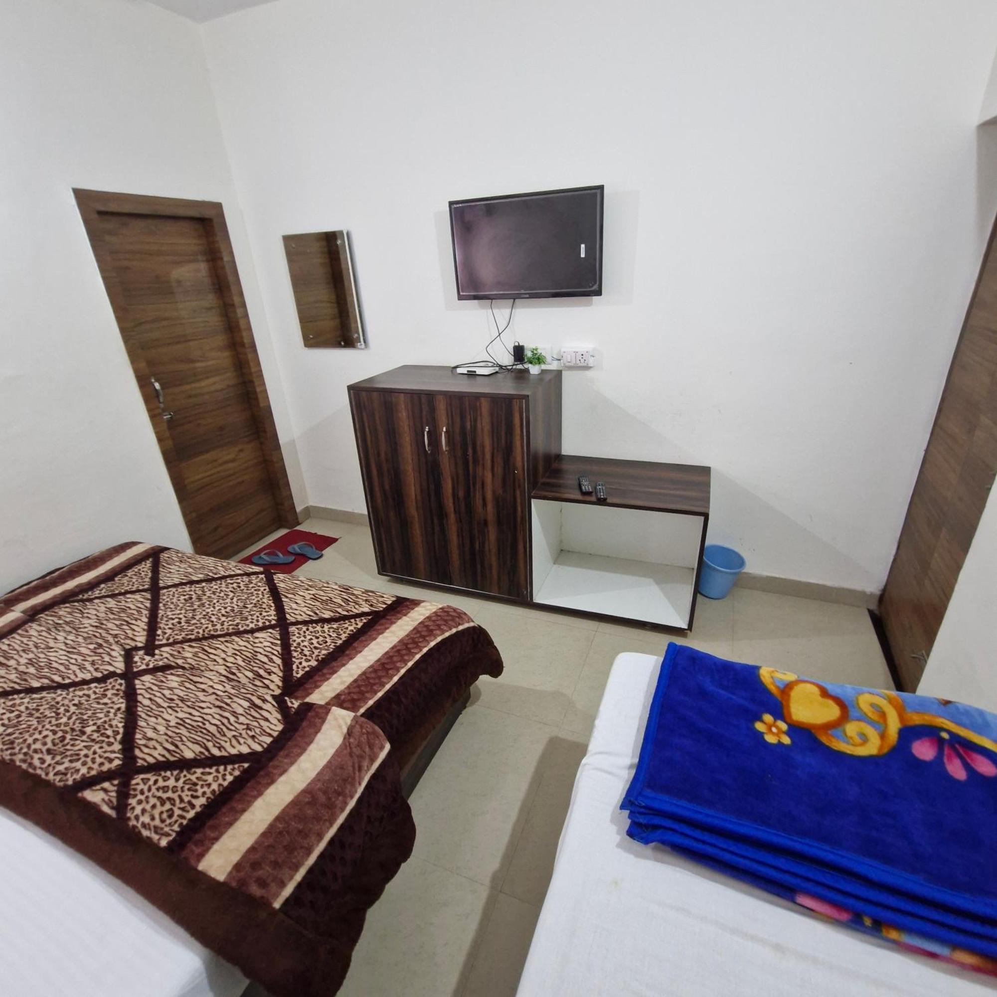 Saatvik Homestay カトラ エクステリア 写真