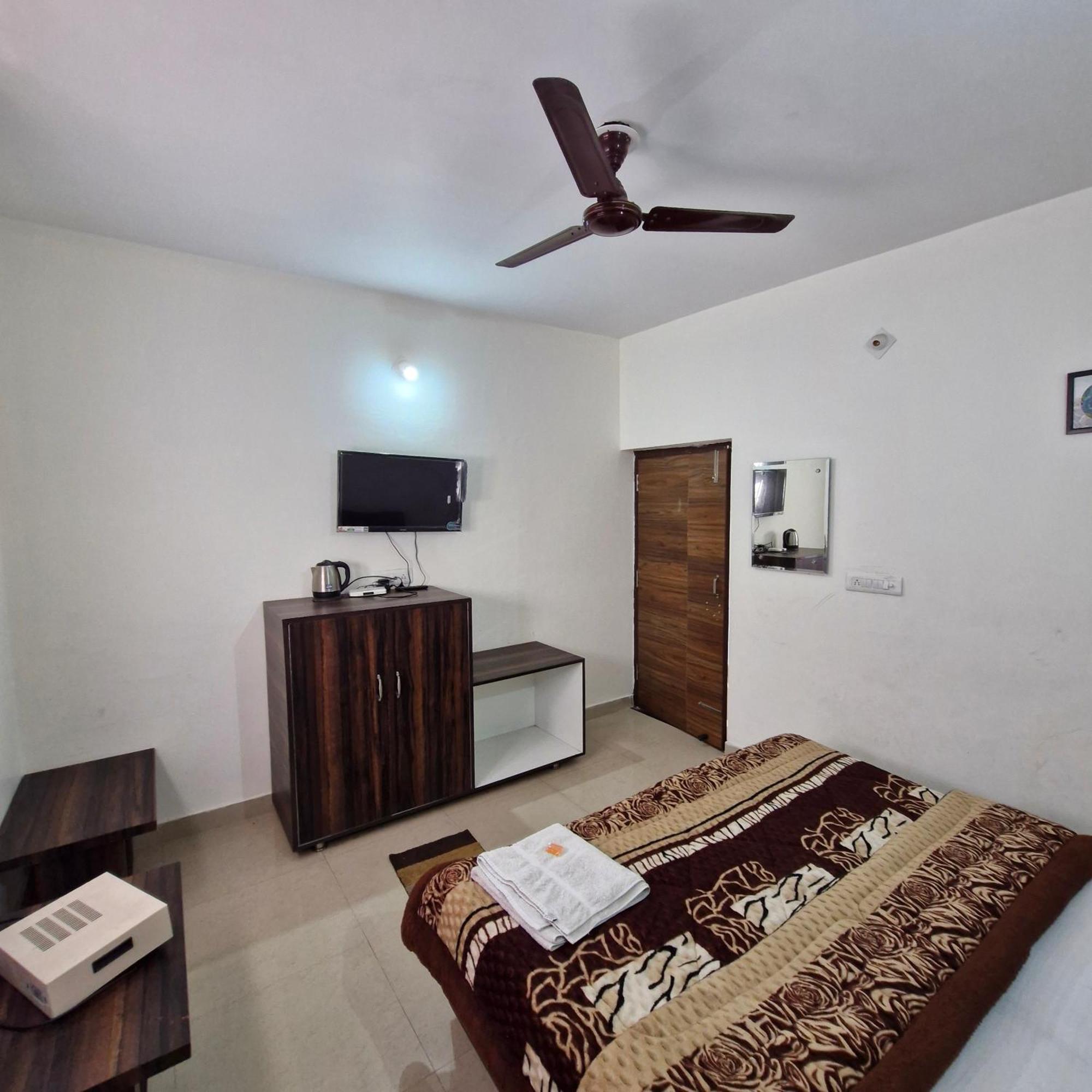 Saatvik Homestay カトラ エクステリア 写真