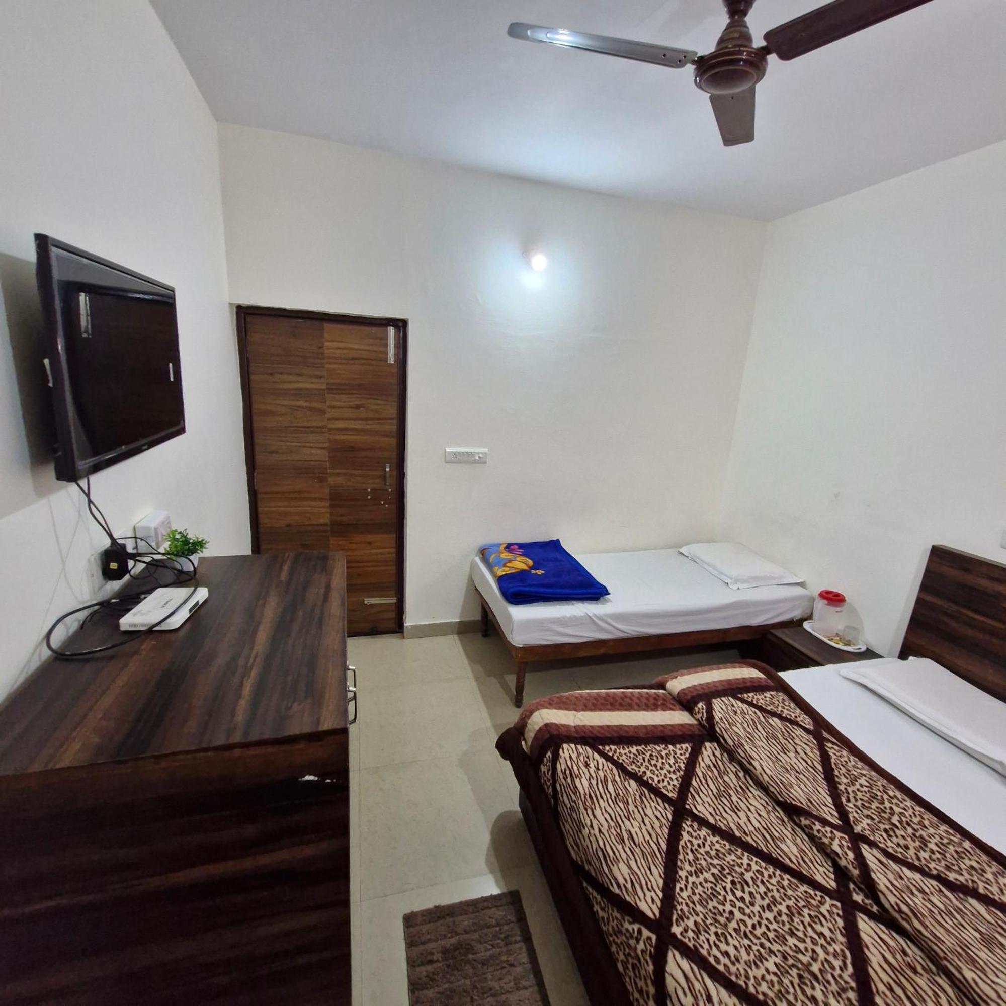 Saatvik Homestay カトラ エクステリア 写真